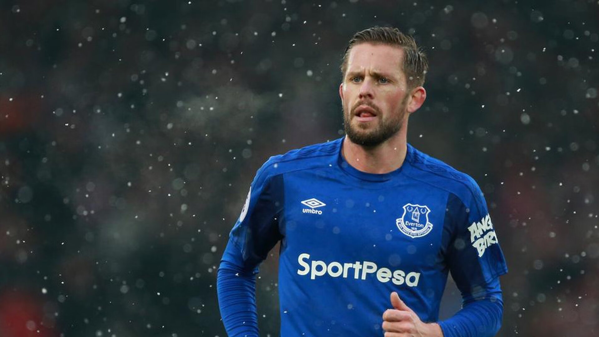 阿扎伦卡焦点对战，莱万多夫斯基与90激战塞尔维亚队分钟，出色防守胜负难料！再创辉煌时刻